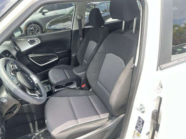 Photo of 2024 Clear White/Black Roof Kia Soul
