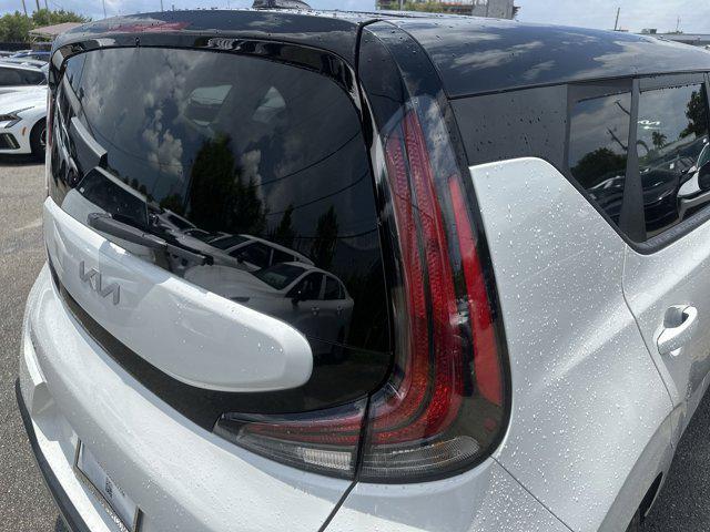 Photo of 2024 Clear White/Black Roof Kia Soul