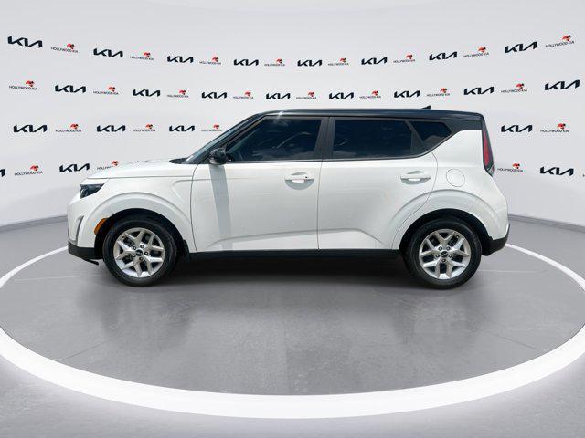 Photo of 2024 Clear White/Black Roof Kia Soul