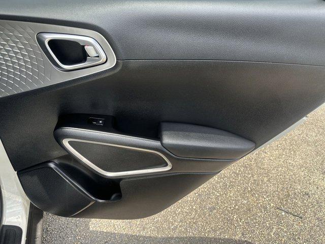 Photo of 2024 Clear White/Black Roof Kia Soul