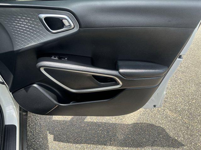 Photo of 2024 Clear White/Black Roof Kia Soul
