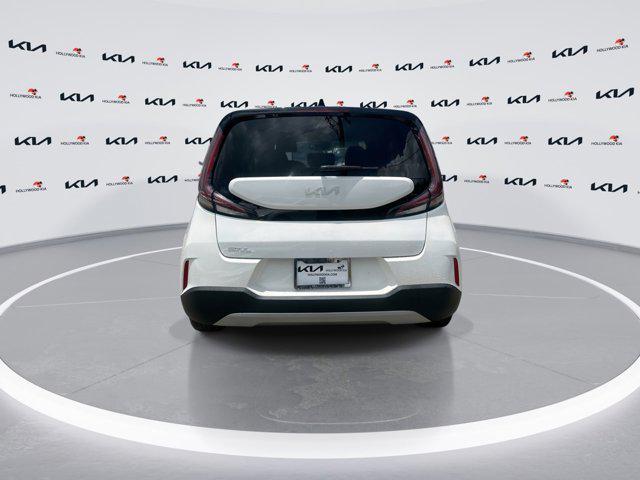 Photo of 2024 Clear White/Black Roof Kia Soul