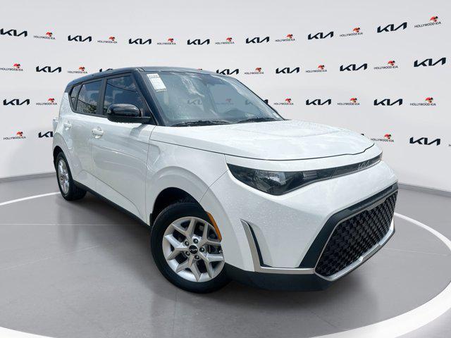 Photo of 2024 Clear White/Black Roof Kia Soul
