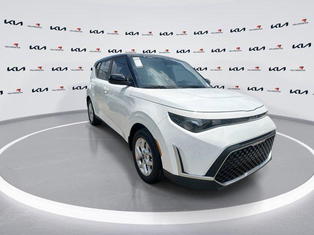 Photo of 2024 Clear White/Black Roof Kia Soul