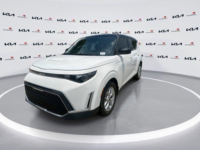 Photo of 2024 Clear White/Black Roof Kia Soul