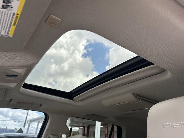 Photo of 2019 White Frost Tricoat GMC Yukon