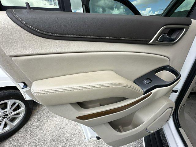 Photo of 2019 White Frost Tricoat GMC Yukon
