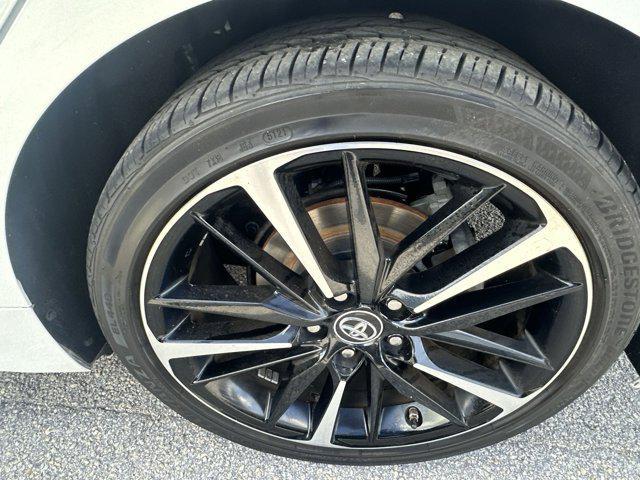 Photo of 2019 Pearl Toyota Camry