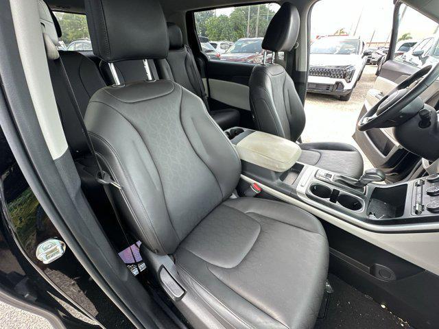 Photo of 2024 Aurora Black Pearl Kia Carnival