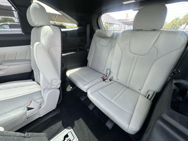 Photo of 2025 Snow White Pearl Kia Sorento Hybrid