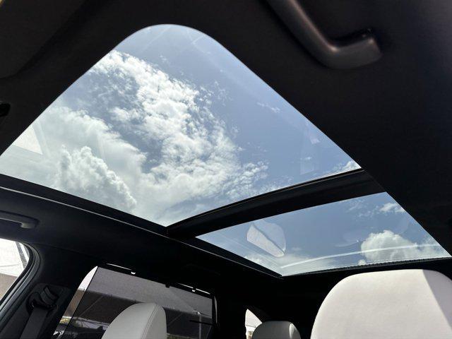 Photo of 2025 Snow White Pearl Kia Sorento Hybrid