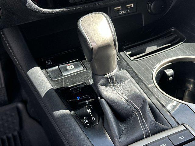 Photo of 2022 White Lexus RX 350
