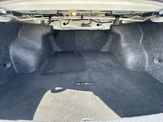 Photo of 2023 Pearl White Tricoat Nissan Altima