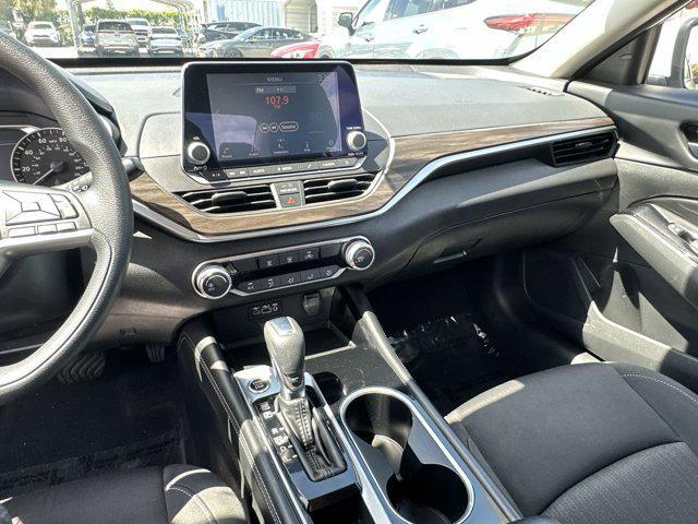Photo of 2023 Pearl White Tricoat Nissan Altima