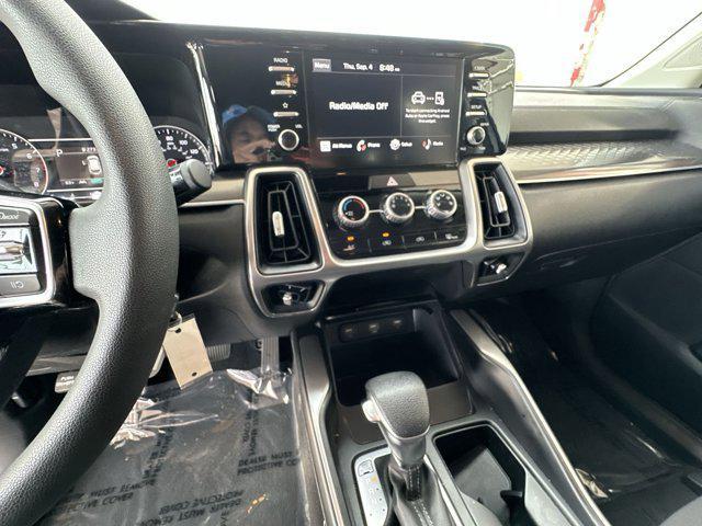 Photo of 2023 Everlasting Silver Kia Sorento