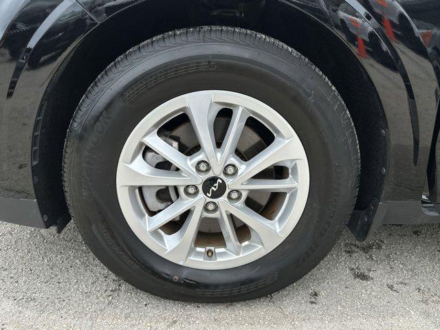 Photo of 2024 Aurora Black Pearl Kia Carnival