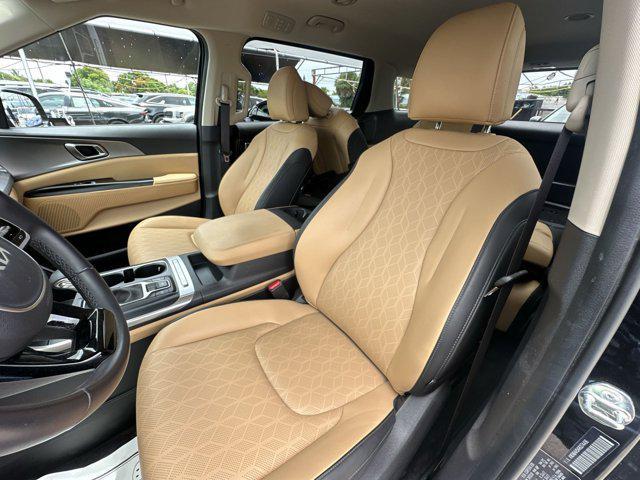 Photo of 2024 Aurora Black Pearl Kia Carnival