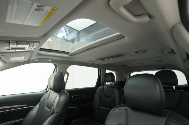 Photo of 2021 Glacial White Pearl Kia Telluride