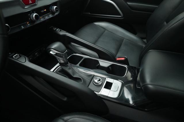 Photo of 2021 Glacial White Pearl Kia Telluride