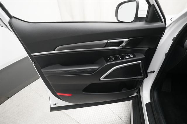 Photo of 2021 Glacial White Pearl Kia Telluride