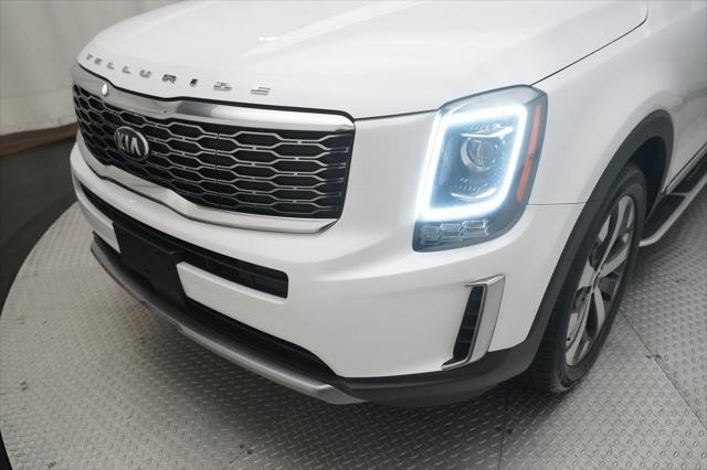 Photo of 2021 Glacial White Pearl Kia Telluride