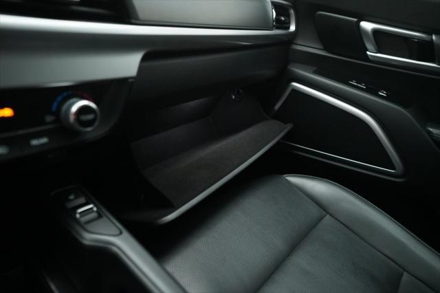 Photo of 2021 Glacial White Pearl Kia Telluride