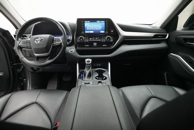 Photo of 2022 Magnetic Gray Metallic Toyota Highlander