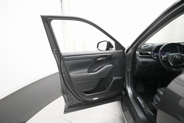 Photo of 2022 Magnetic Gray Metallic Toyota Highlander