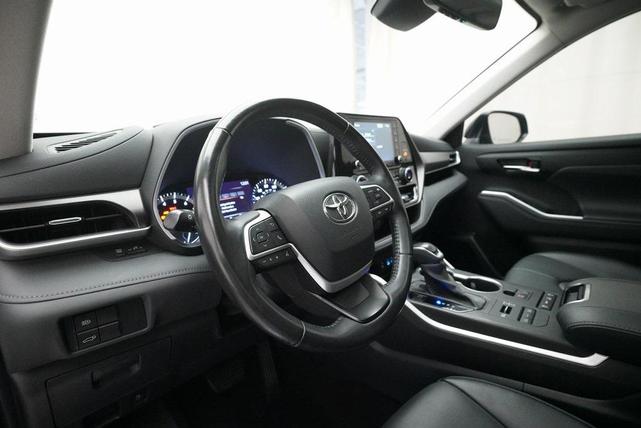 Photo of 2022 Magnetic Gray Metallic Toyota Highlander