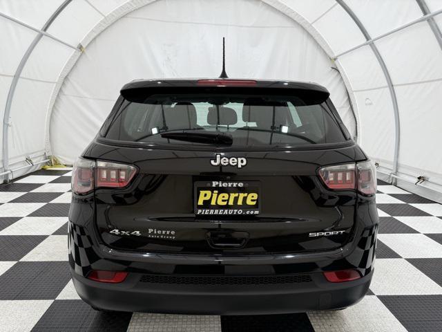 Photo of 2021 Diamond Black Crystal Pearlcoat Jeep Compass
