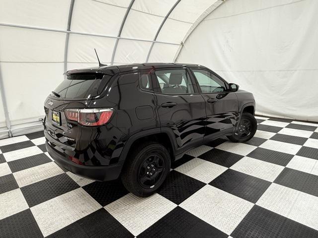 Photo of 2021 Diamond Black Crystal Pearlcoat Jeep Compass