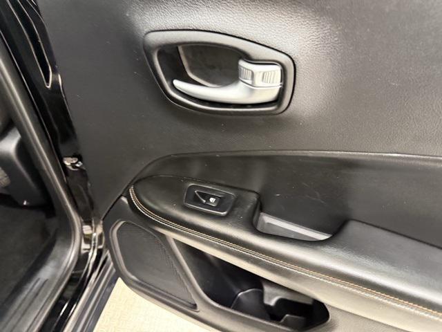Photo of 2021 Diamond Black Crystal Pearlcoat Jeep Compass