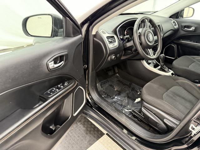 Photo of 2021 Diamond Black Crystal Pearlcoat Jeep Compass