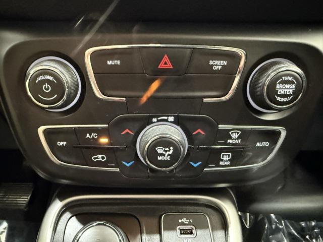 Photo of 2021 Diamond Black Crystal Pearlcoat Jeep Compass