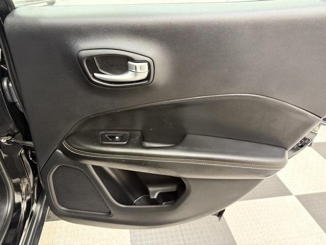 Photo of 2021 Diamond Black Crystal Pearlcoat Jeep Compass