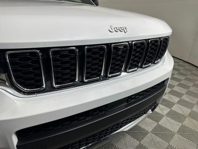 Photo of 2025 Bright White Clearcoat Jeep Grand Cherokee L