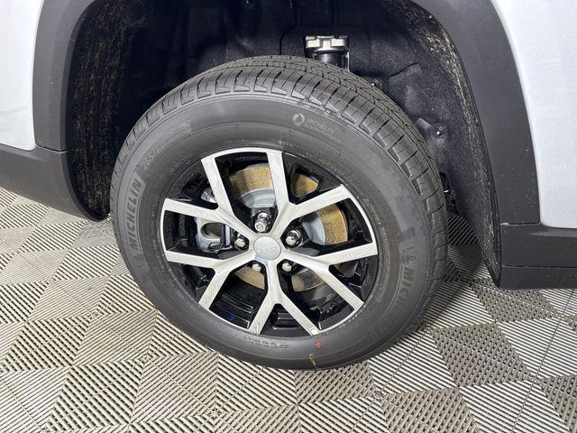 Photo of 2025 Silver Zynith Jeep Grand Cherokee L