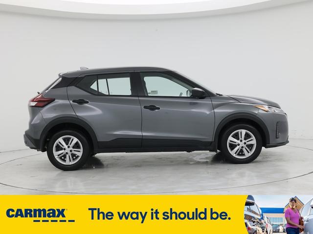 Photo of 2024 Gray Nissan Kicks