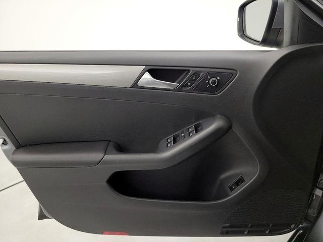 Photo of 2015 Gray Volkswagen Jetta