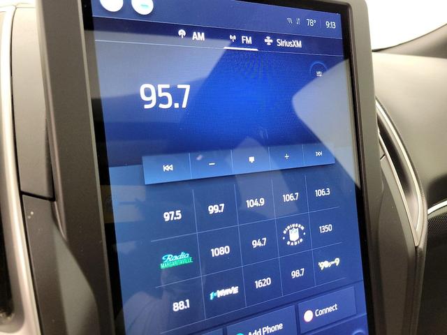 Photo of 2021 White Ford Edge