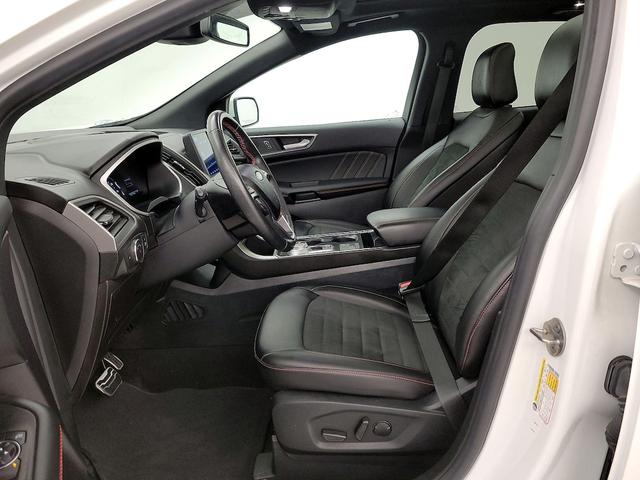 Photo of 2021 White Ford Edge
