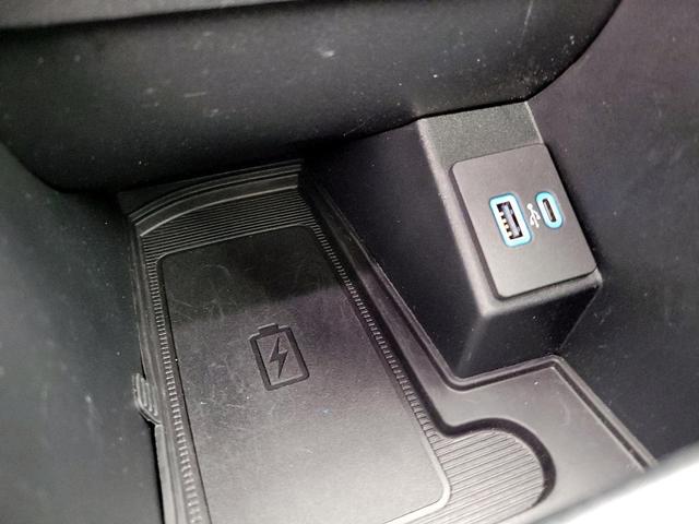 Photo of 2021 White Ford Edge