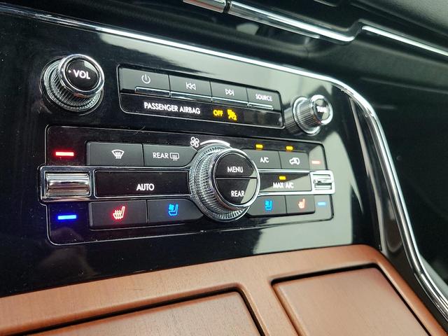 Photo of 2020 White Lincoln Navigator