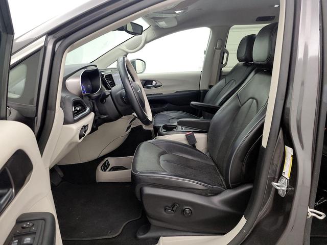 Photo of 2018 Gray Chrysler Pacifica Hybrid