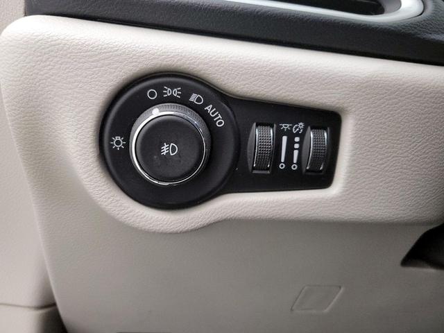 Photo of 2017 White Chrysler Pacifica
