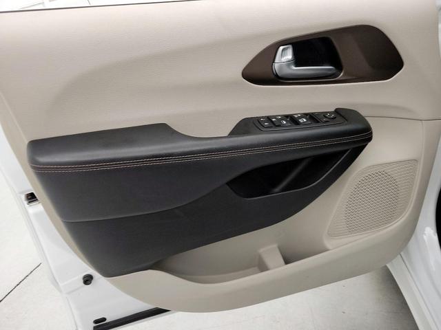 Photo of 2017 White Chrysler Pacifica