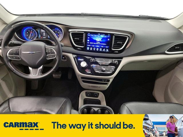 Photo of 2017 White Chrysler Pacifica