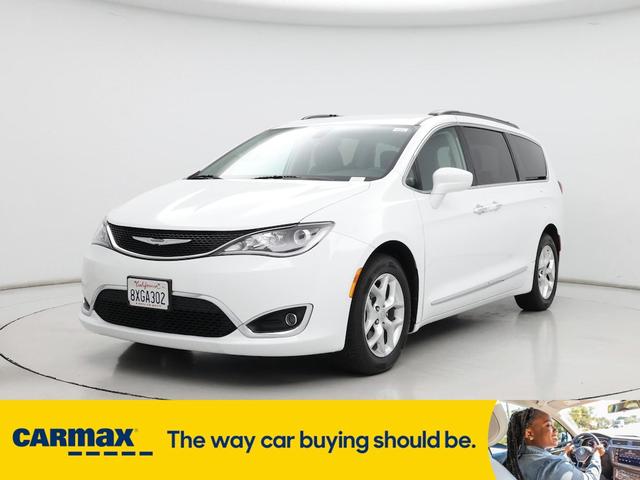 Photo of 2017 White Chrysler Pacifica