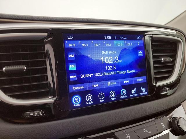 Photo of 2017 White Chrysler Pacifica
