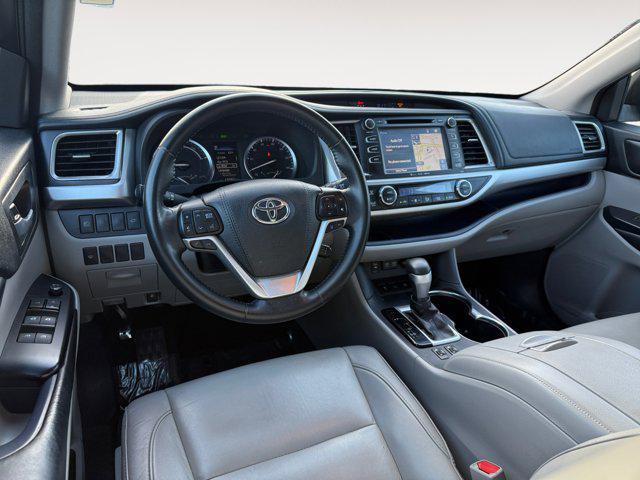 Photo of 2017 Predawn Gray Mica Toyota Highlander Hybrid